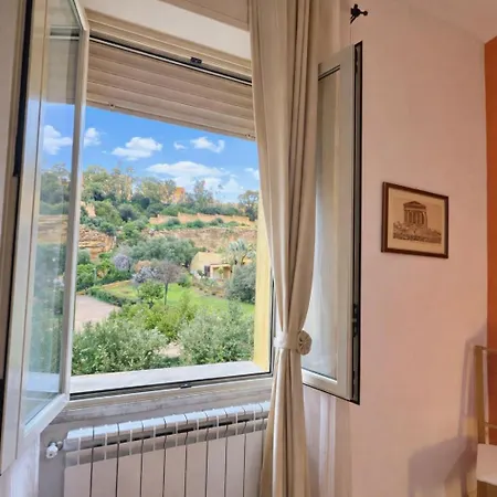 Efebo Aeterna - With Garden View